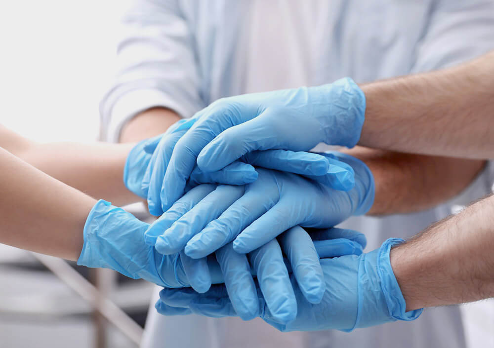 collaborazione azienda produttore e fornitore di guanti monouso
