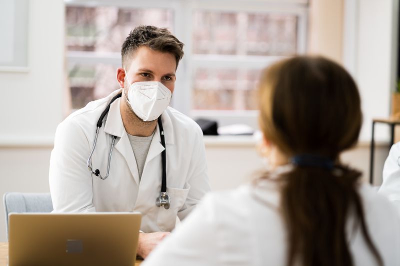 Medico con mascherina protettiva per la protezione delle vie respiratorie